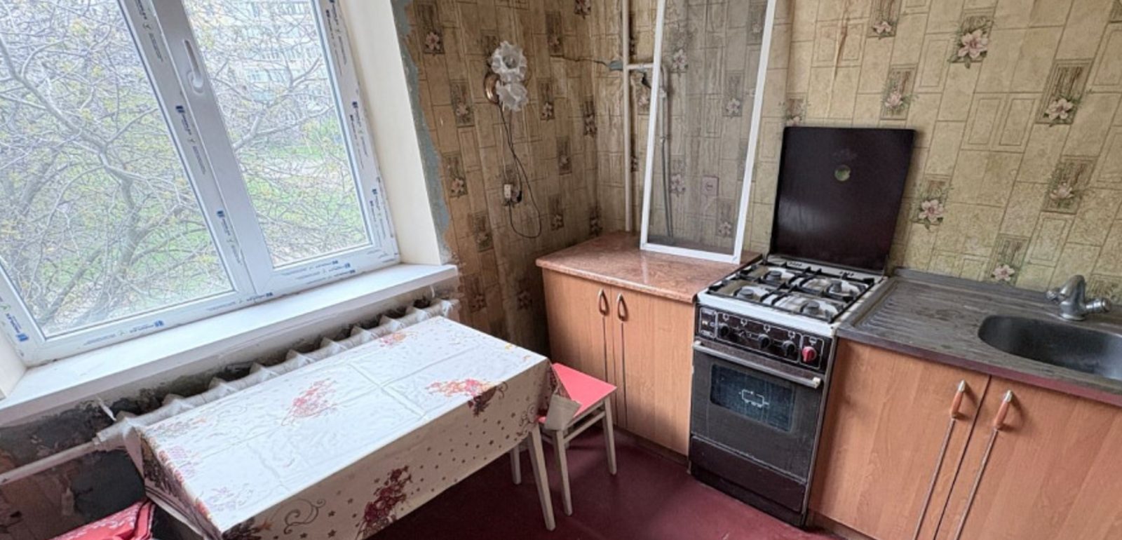 Продам 1 комн. кв-ра 35 кв.м. ул. Артема ЖД рынок Привокзальный. Вода есть. В Донецке