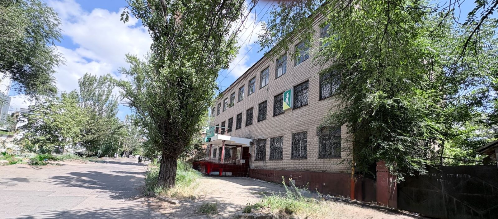 Продажа отдельно стоящего 3-этажного здания 1121,8 м² около ТЦ " Green Plaza" в Донецке