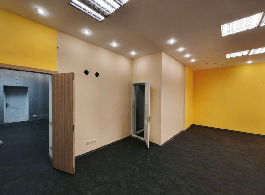 Аренда 75 м² ул. Университетская. Фасадный вход. Парковка